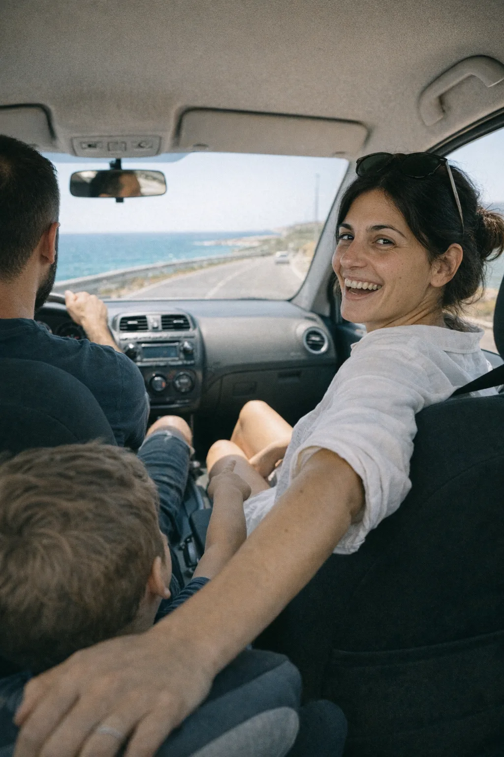 La famiglia in macchina verso il mare, Leo indica, Chiara ride